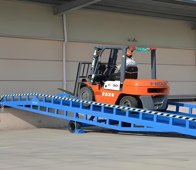 屯城镇移动式卸货平台（叉车用）